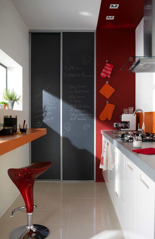 Modern inredning av ett avskilt, litet linjärt kök, med en undermonterad diskho, luckor med profilerade fronter, vita skåp, bänkskiva i koppar, orange stänkskydd, integrerade vitvaror och vitt golv