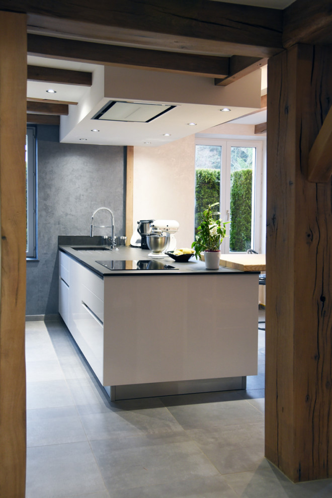 Foto de cocina minimalista grande abierta con encimera de azulejos y península