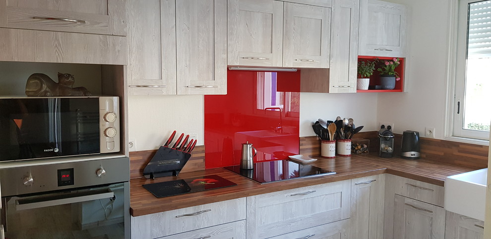 Inspiration for a medium sized retro l-shaped enclosed kitchen in Other with a belfast sink, beaded cabinets, distressed cabinets, laminate countertops, red splashback, mirror splashback, stainless steel appliances, laminate floors, no island, brown floors and brown worktops.