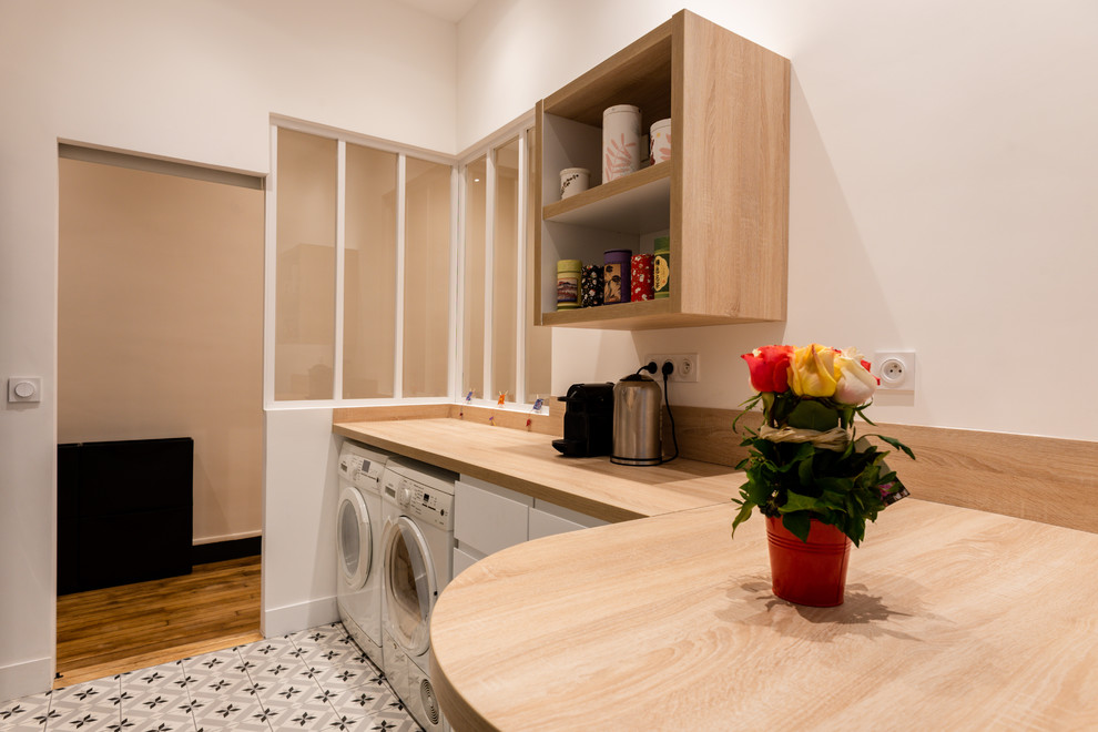 Exempel på ett avskilt, litet modernt beige linjärt beige kök, med en enkel diskho, luckor med profilerade fronter, vita skåp, träbänkskiva, beige stänkskydd, stänkskydd i trä, integrerade vitvaror, klinkergolv i keramik och grått golv