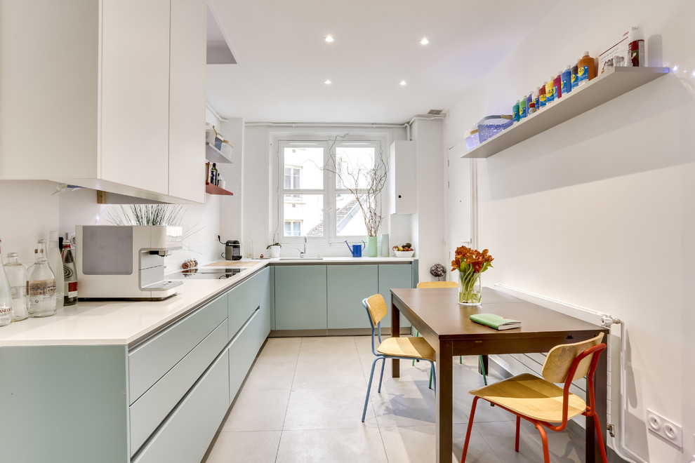 パリにあるお手頃価格の中くらいなコンテンポラリースタイルのおしゃれなキッチン (青いキッチンパネル、パネルと同色の調理設備、セメントタイルの床、ベージュの床) の写真