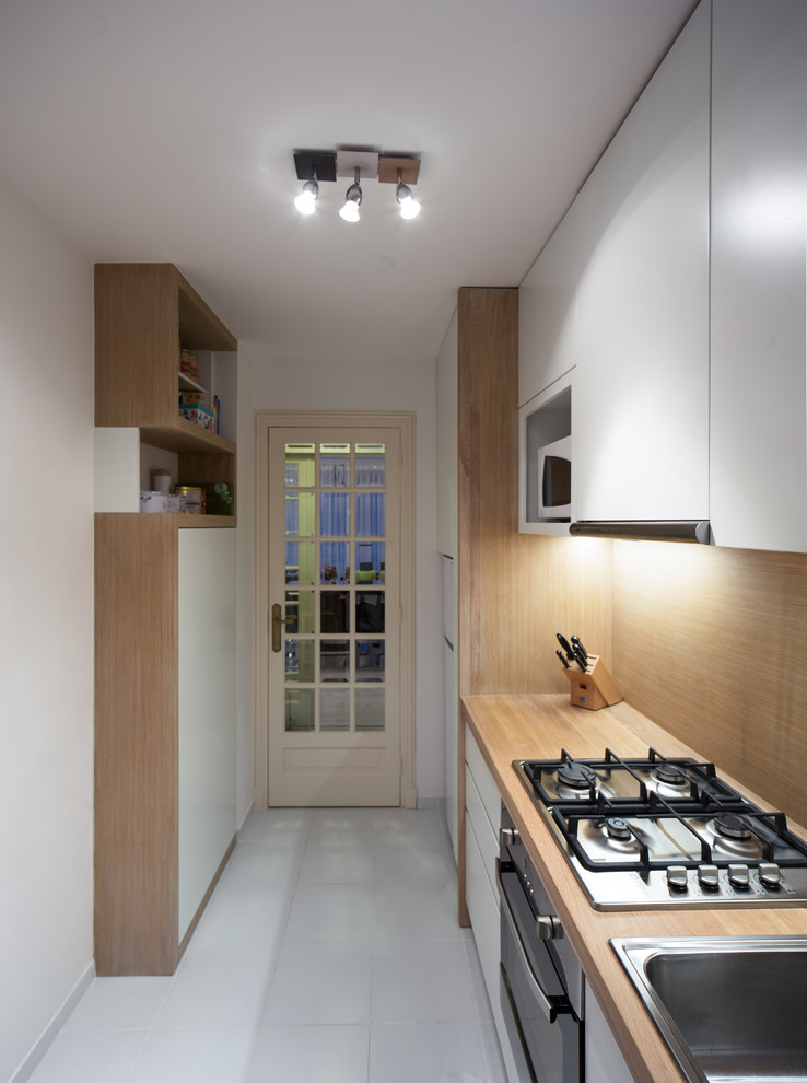 Example of a minimalist kitchen design in Paris