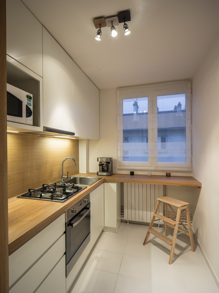 Foto de cocinas en L blanca y madera contemporánea de tamaño medio cerrada sin isla
