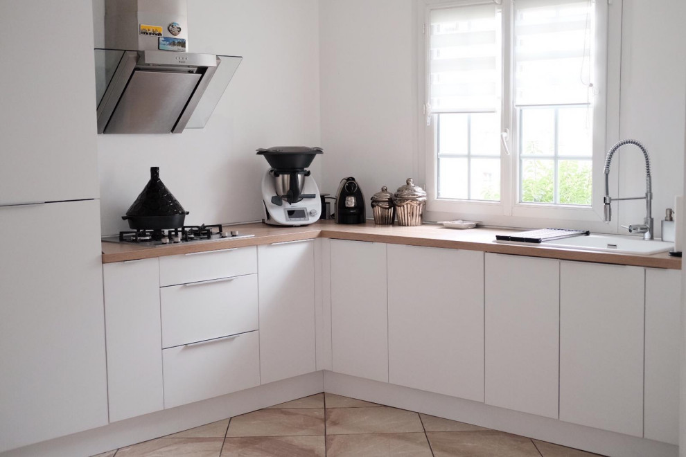 Cuisine finition blanc et plan de travail en chêne clair - Moderne