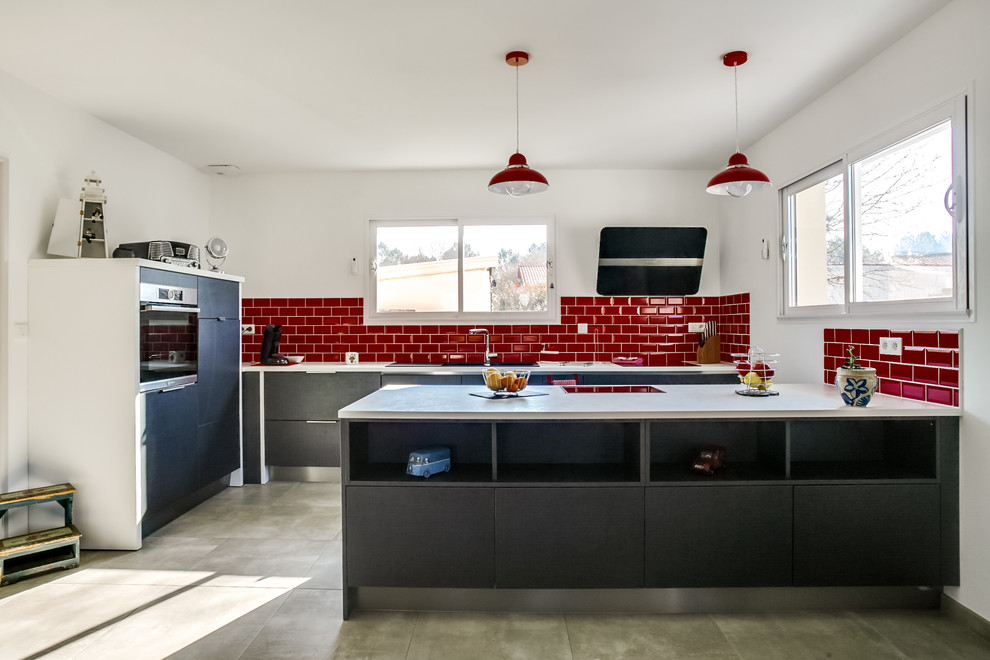 Cuisine Grise,plan de travail blanc, carreau métro rouge et dressing -  Contemporary - Kitchen - Bordeaux - by Ancali Agencement | Houzz