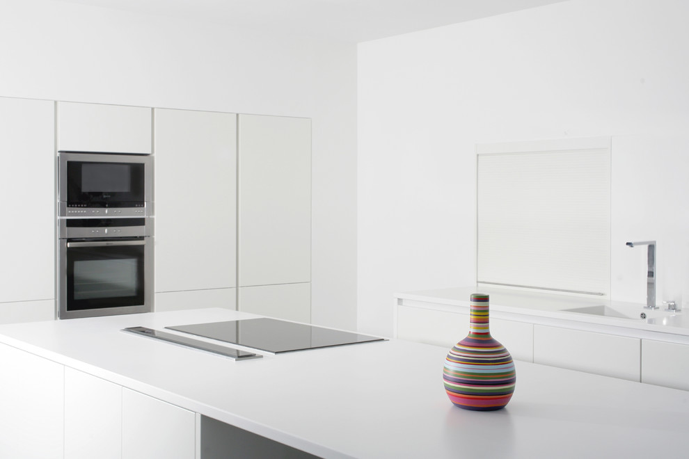 Idee per una grande cucina minimalista con lavello integrato, elettrodomestici in acciaio inossidabile e pavimento con piastrelle in ceramica