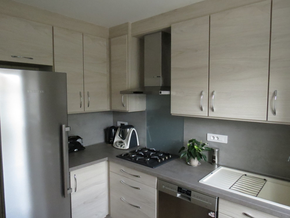 Foto di una piccola cucina design con lavello sottopiano, ante in legno chiaro, paraspruzzi grigio, elettrodomestici bianchi, nessuna isola e top grigio