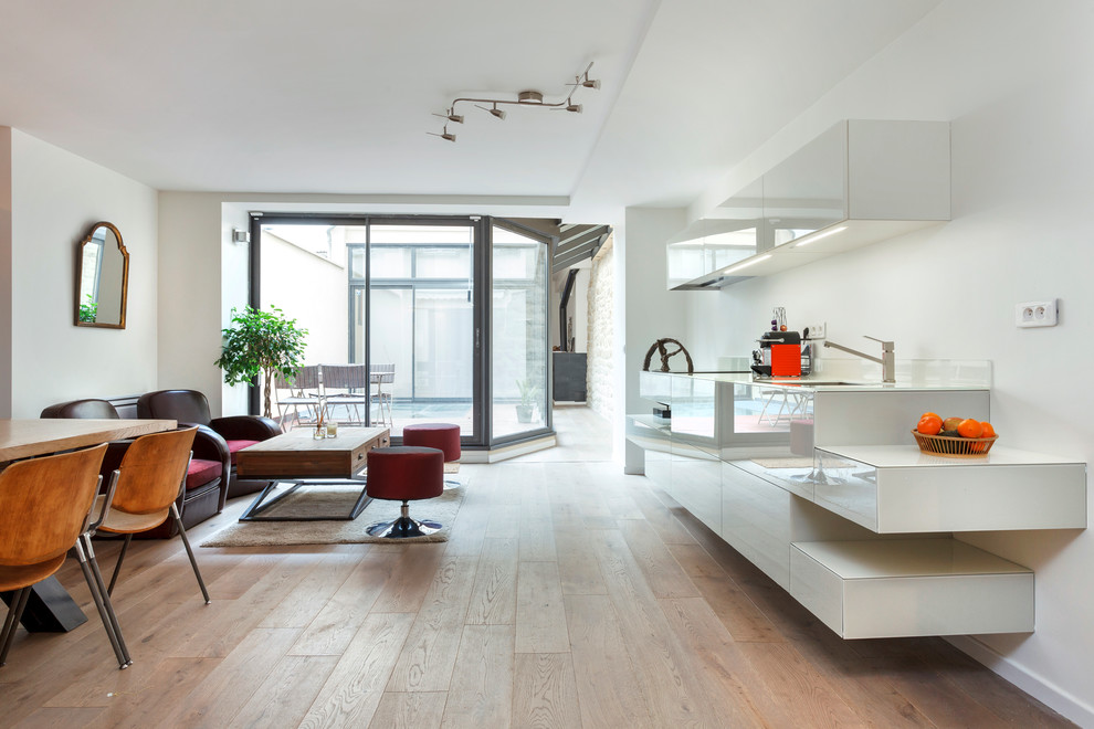 Свежая идея для дизайна: прямая кухня-гостиная среднего размера в современном стиле с паркетным полом среднего тона - отличное фото интерьера