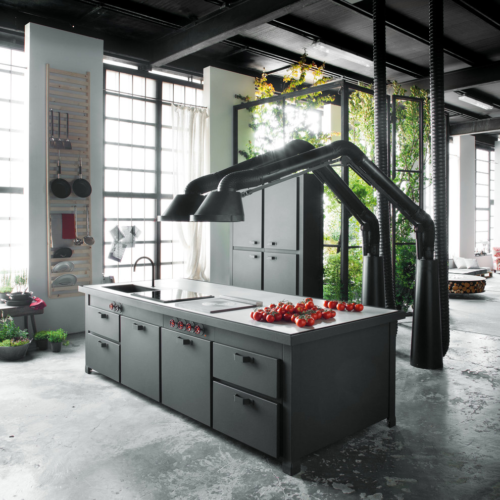 Offene, Einzeilige, Große Moderne Küche mit schwarzen Schränken und Kücheninsel in Paris