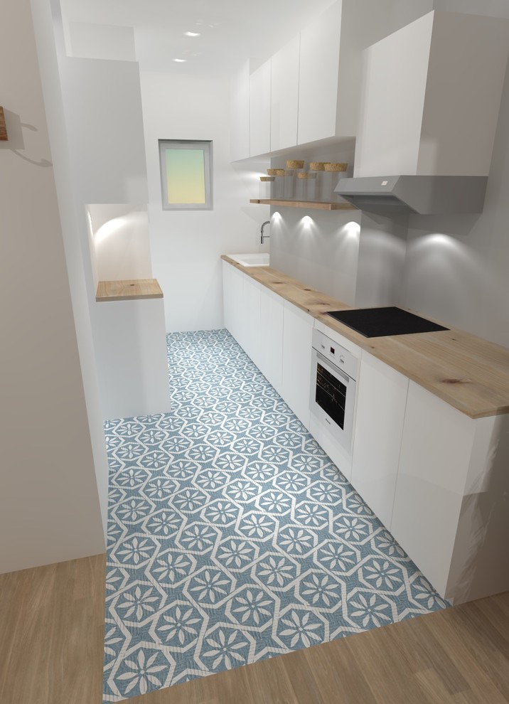 Exempel på ett litet eklektiskt linjärt kök med öppen planlösning, med en undermonterad diskho, vita skåp, träbänkskiva, grått stänkskydd, rostfria vitvaror, cementgolv och blått golv