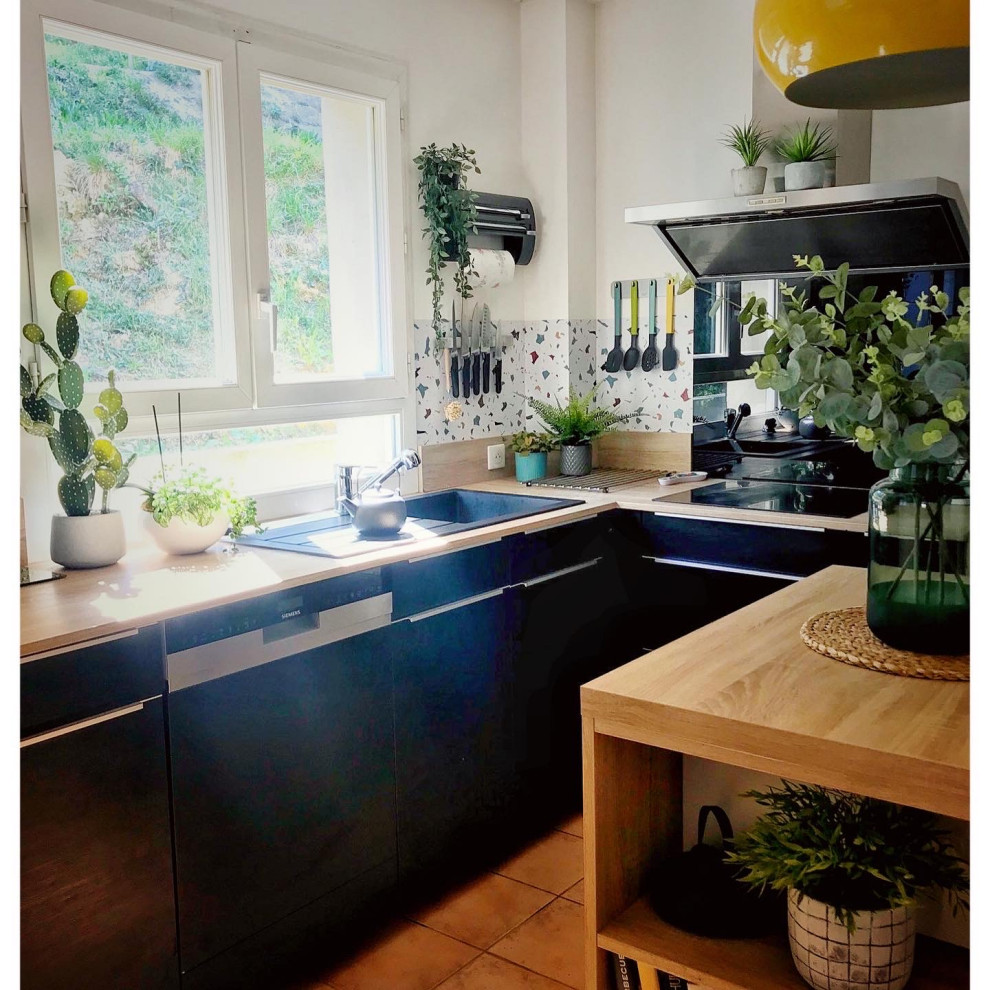 Exempel på ett mellanstort modernt kök, med en enkel diskho, luckor med profilerade fronter, svarta skåp, laminatbänkskiva, flerfärgad stänkskydd, integrerade vitvaror, klinkergolv i keramik, en köksö och rosa golv