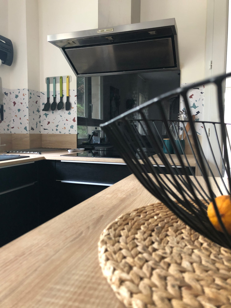 Idéer för att renovera ett mellanstort funkis kök, med svarta skåp, laminatbänkskiva, en köksö, en enkel diskho, luckor med profilerade fronter, flerfärgad stänkskydd, klinkergolv i keramik och rosa golv