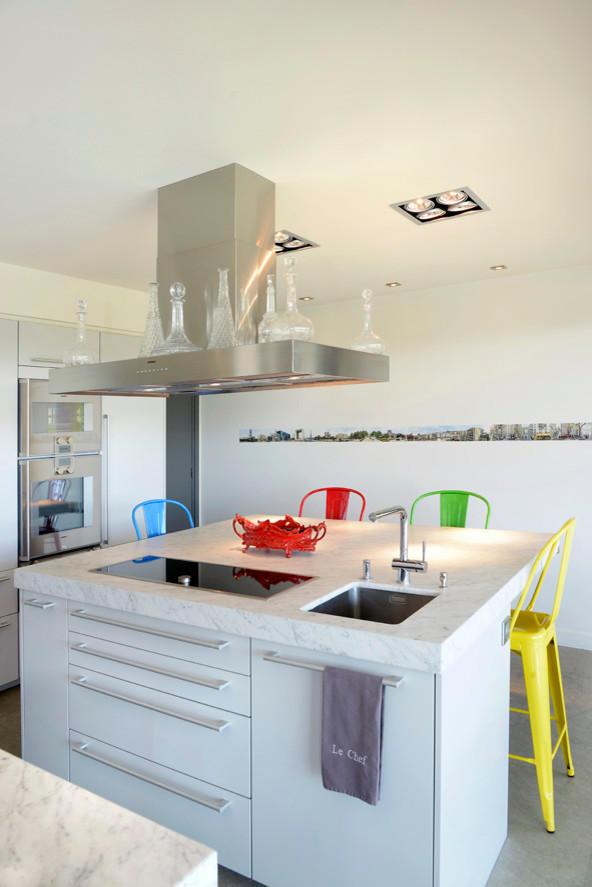Mittelgroße, Zweizeilige Moderne Wohnküche mit Unterbauwaschbecken, Marmor-Arbeitsplatte, Küchengeräten aus Edelstahl, Marmorboden, Kücheninsel und weißen Schränken in Toulouse