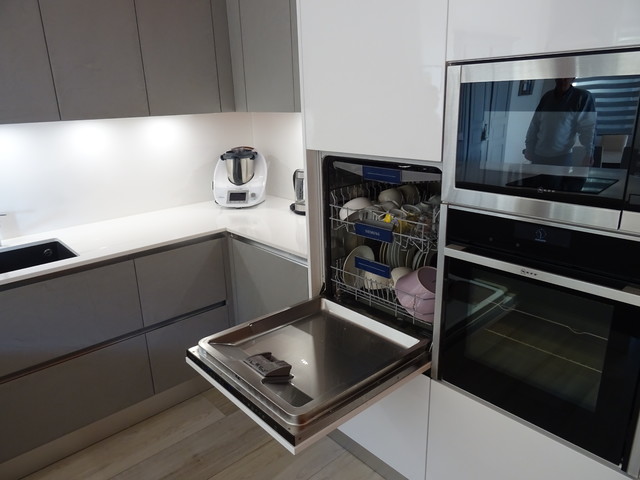 Cuisine Moderne En Beton Cire Et Plan De Travail En Quartz Blanc Minimalistisch Kuche Marseille Von Cuisine Connexion Houzz