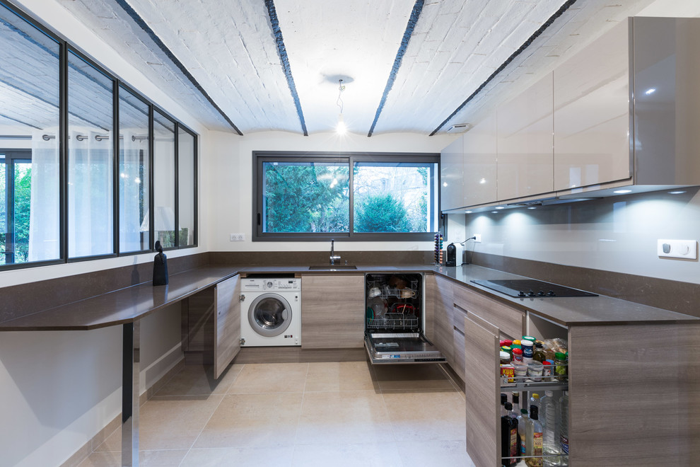 Foto på ett mellanstort funkis kök, med en undermonterad diskho, skåp i ljust trä, bänkskiva i kvartsit och svarta vitvaror