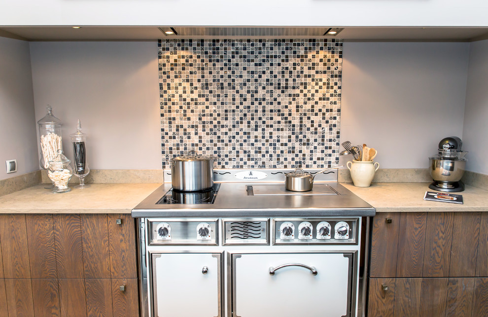 Esempio di una cucina minimalista di medie dimensioni con lavello integrato, top in granito, paraspruzzi beige, paraspruzzi in pietra calcarea, pavimento con piastrelle in ceramica, penisola, pavimento grigio e top beige