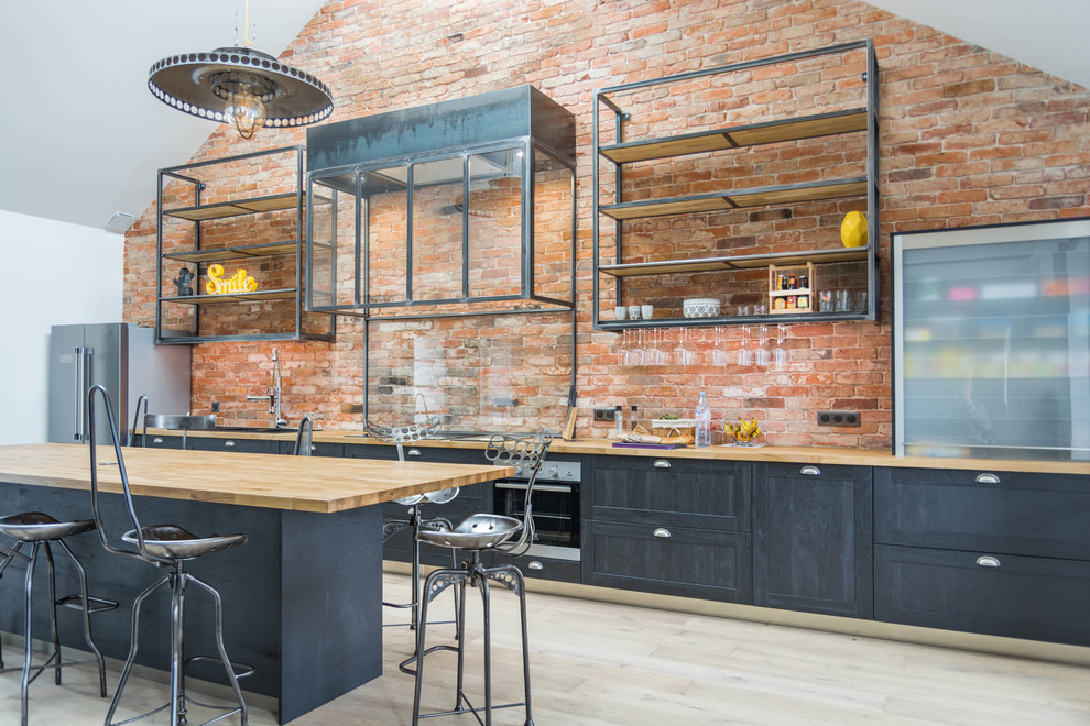 Idee per una cucina industriale con ante in stile shaker, ante grigie, top in legno, pavimento beige e top beige