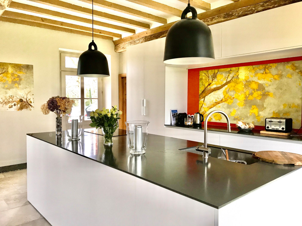 Esempio di una grande cucina design con lavello a vasca singola, ante bianche, paraspruzzi multicolore, elettrodomestici da incasso, pavimento con piastrelle in ceramica e pavimento grigio