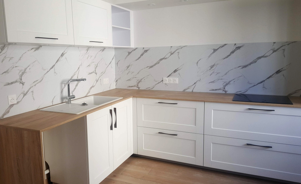 Immagine di una cucina design di medie dimensioni con lavello a vasca singola, ante bianche, top in laminato, paraspruzzi bianco, pavimento con piastrelle in ceramica e pavimento beige