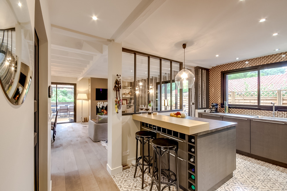 Идея дизайна: большая угловая кухня-гостиная в современном стиле с серыми фасадами, полом из керамической плитки, островом и серым полом