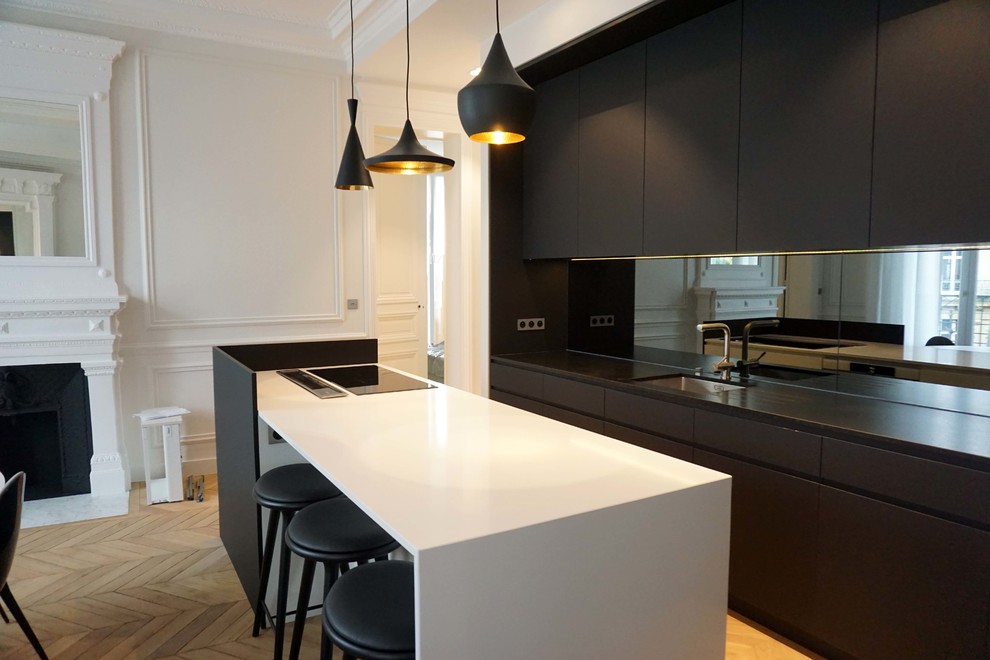 Inspiration for a mid-sized contemporary kitchen remodel in Paris