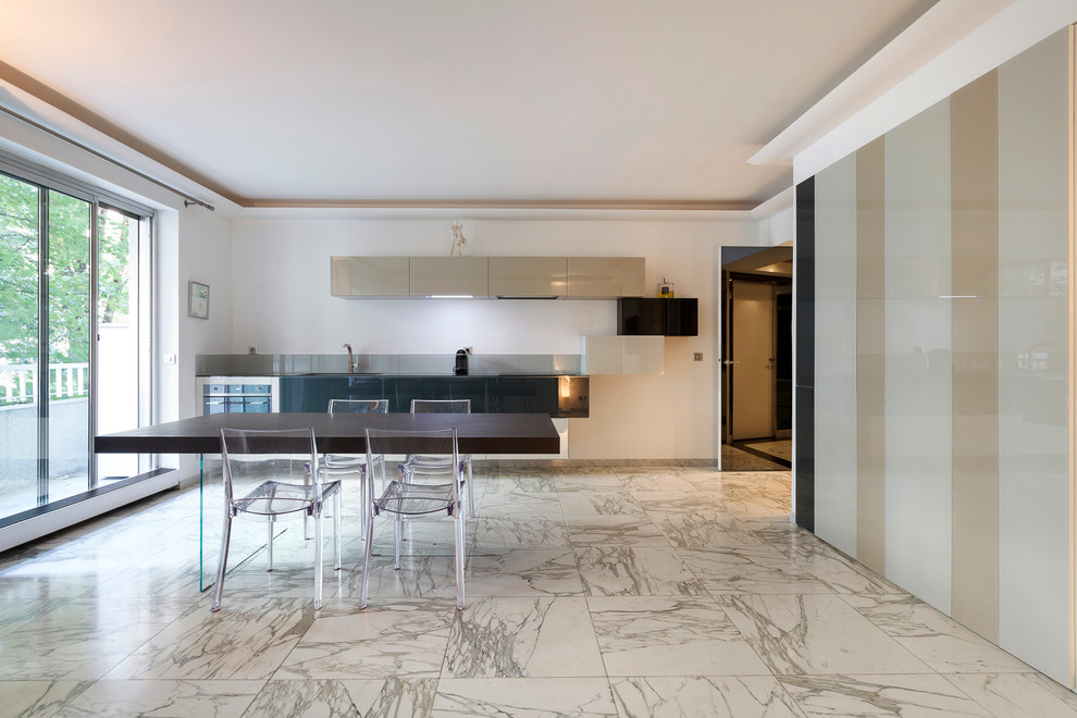 Immagine di una grande cucina design con ante lisce, ante beige, pavimento in marmo e nessuna isola