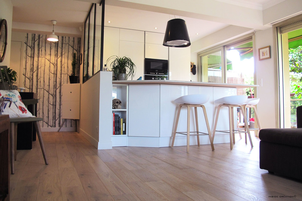 Идея дизайна: угловая кухня-гостиная среднего размера в современном стиле с полуостровом