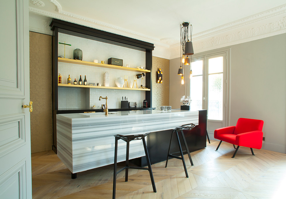 Imagen de cocina lineal contemporánea de tamaño medio con fregadero integrado, armarios abiertos, puertas de armario amarillas, salpicadero blanco y suelo de madera clara