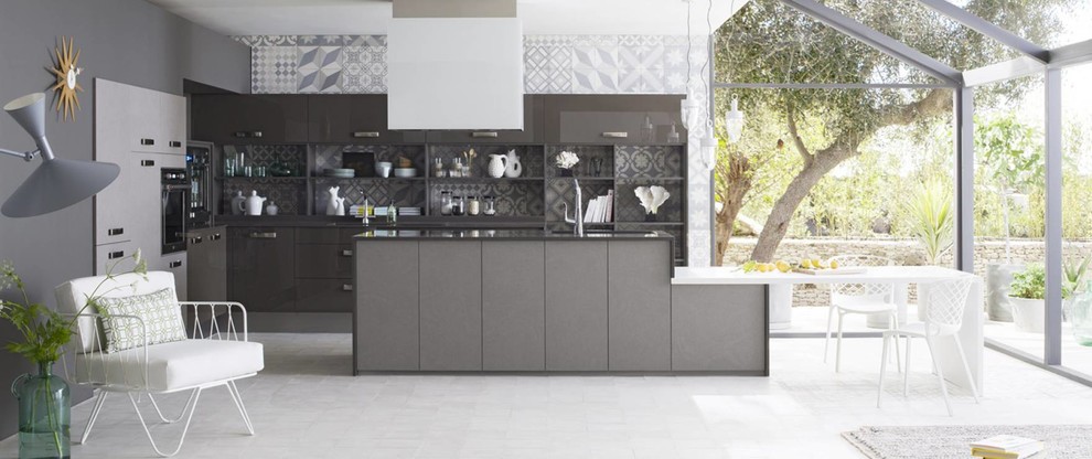 Inspiration pour une très grande cuisine ouverte design avec des portes de placard grises, un électroménager en acier inoxydable, îlot et un sol gris.