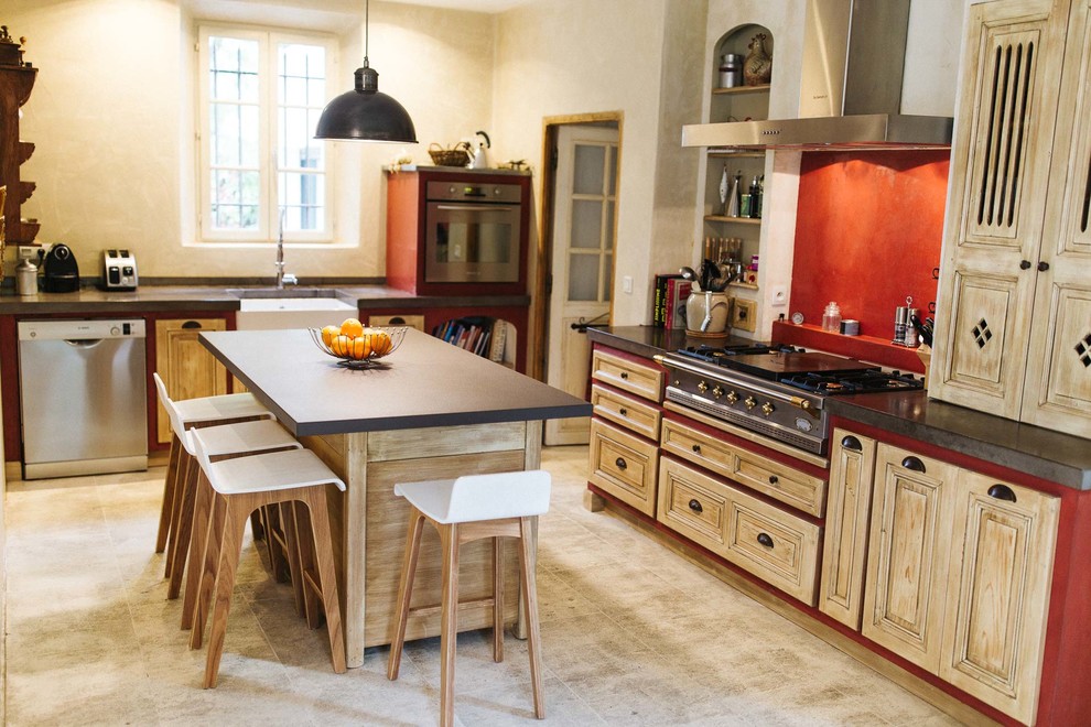 Стильный дизайн: кухня-гостиная в стиле кантри с светлыми деревянными фасадами и островом - последний тренд