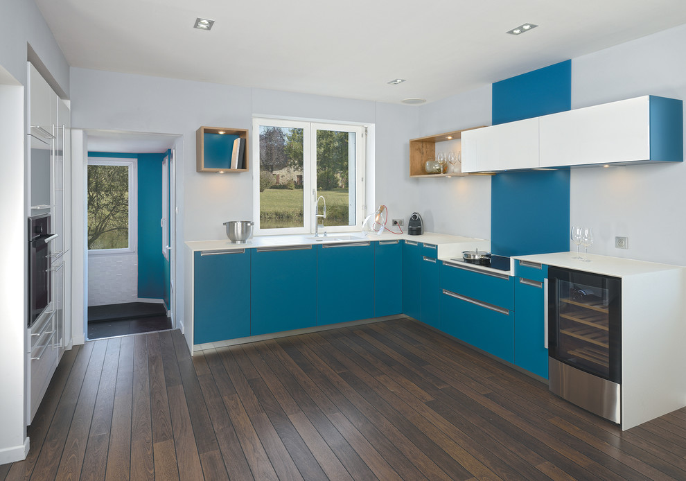 Idéer för funkis kök, med en integrerad diskho, luckor med profilerade fronter, blå skåp, bänkskiva i koppar, blått stänkskydd, rostfria vitvaror, mörkt trägolv och brunt golv