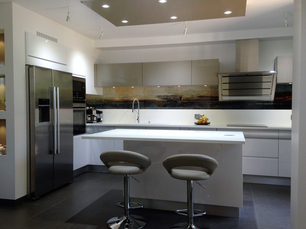 This is an example of a medium sized modern l-shaped enclosed kitchen in Paris with a single-bowl sink, white cabinets, laminate countertops, white splashback, stainless steel appliances, ceramic flooring and an island.