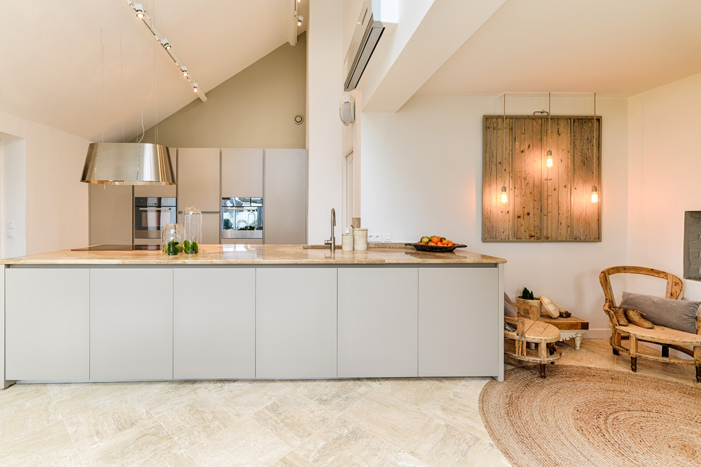 Foto de cocina nórdica de tamaño medio abierta con fregadero bajoencimera, armarios con paneles lisos, puertas de armario grises y una isla