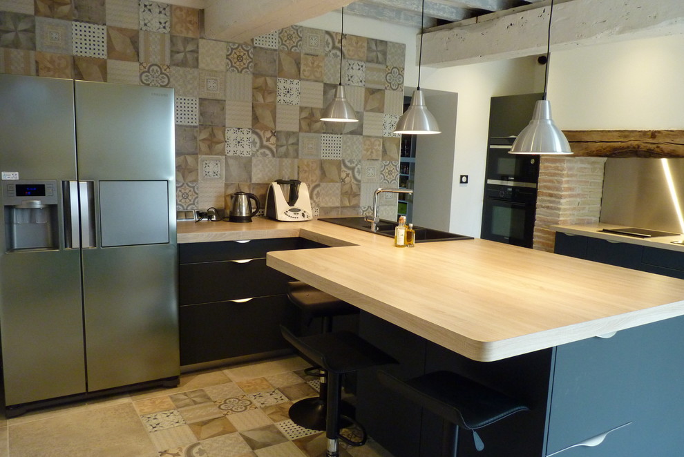 Offene, Große Moderne Küche in U-Form mit Kücheninsel in Toulouse