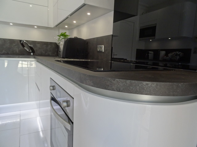 Cuisine Sans Poignee Blanc Laquee Avec Meuble Arrondi Modern Kitchen Marseille By Cuisine Connexion