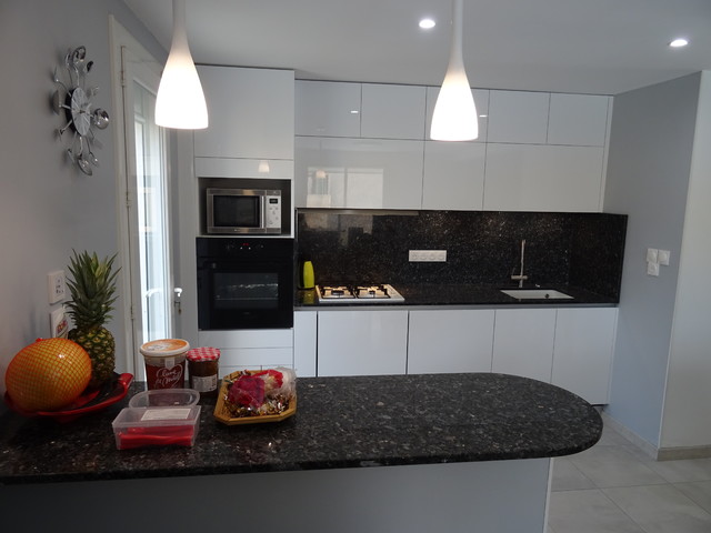 Cuisine Sans Poignee Laquee Blanc Brillant Et Plan De Travail Granit Modern Kuche Marseille Von Cuisine Connexion Houzz