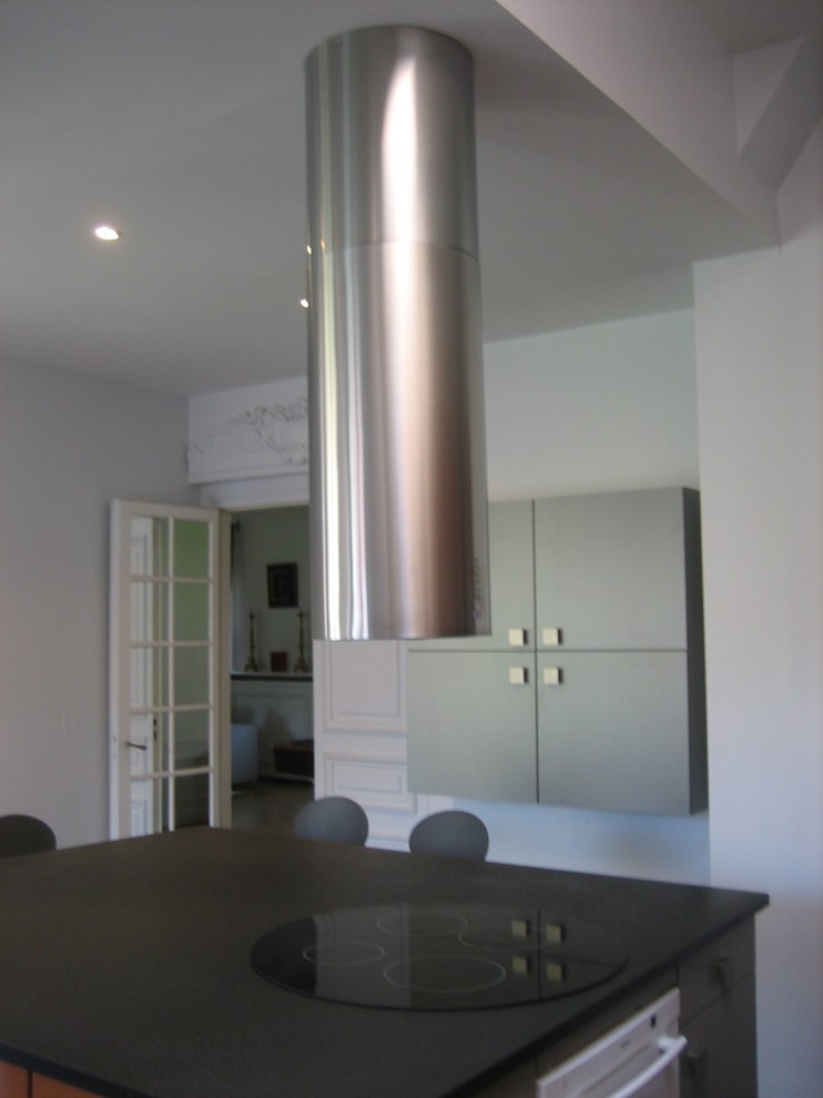 Modern inredning av ett mellanstort grå grått kök, med en undermonterad diskho, klinkergolv i keramik, en köksö, grått golv, luckor med profilerade fronter, orange skåp och integrerade vitvaror