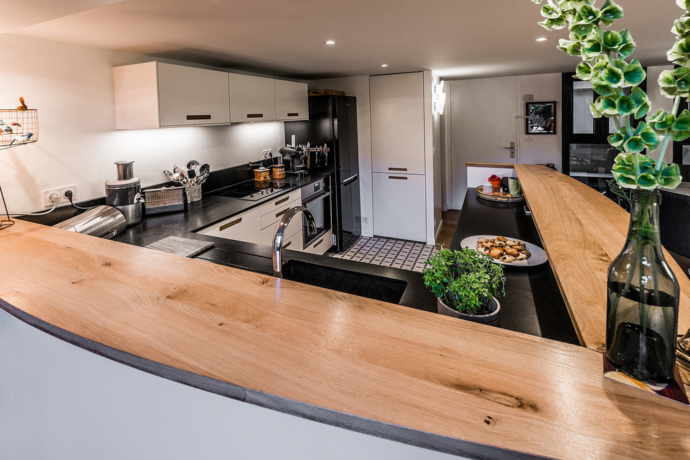 Свежая идея для дизайна: маленькая кухня в современном стиле для на участке и в саду - отличное фото интерьера