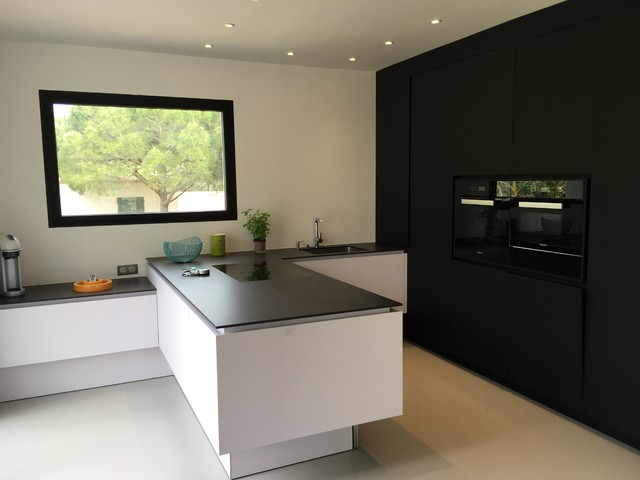Cuisine Stratifie Fenix Blanc Et Noir Maritim Kuche Marseille Von Magny Cuisine Interieur Houzz
