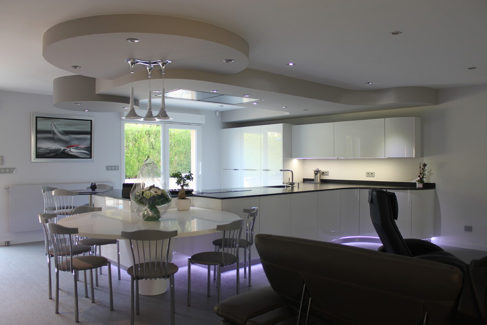 Inspiration for a large modern l-shaped open plan kitchen in Nancy with a single-bowl sink, light wood cabinets, granite worktops, white splashback, stainless steel appliances and an island.