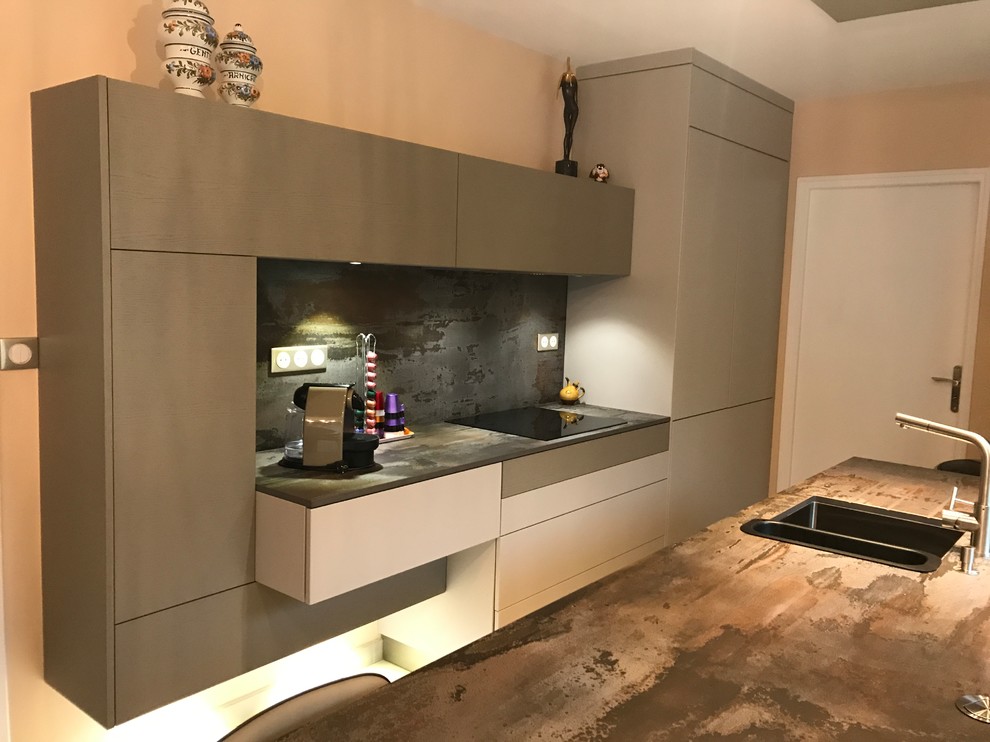 Medium sized contemporary single-wall kitchen/diner in Angers with an integrated sink, beaded cabinets, beige cabinets, engineered stone countertops, metallic splashback, stone slab splashback, stainless steel appliances, ceramic flooring, an island and beige floors.