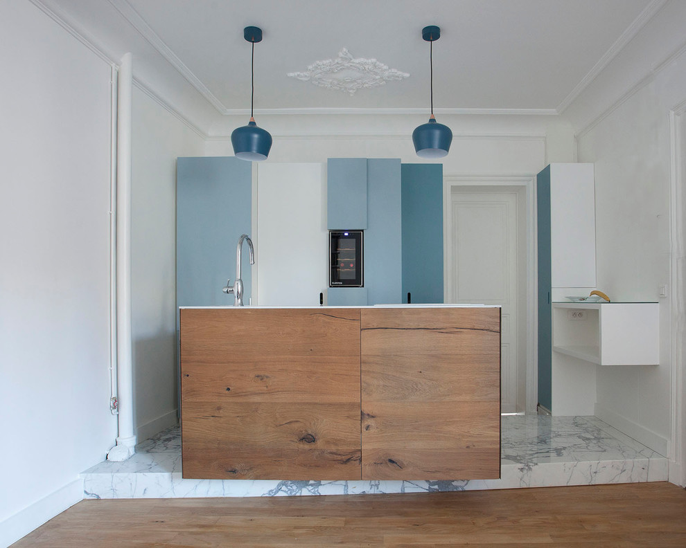 Offene, Kleine, Einzeilige Moderne Küche mit blauen Schränken, Marmorboden und Kücheninsel in Paris
