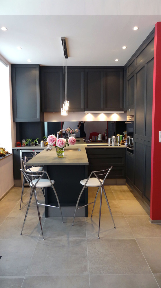 Offene, Kleine Moderne Küche in U-Form mit Waschbecken, grauen Schränken, Granit-Arbeitsplatte, Rückwand aus Spiegelfliesen und Halbinsel in Lyon