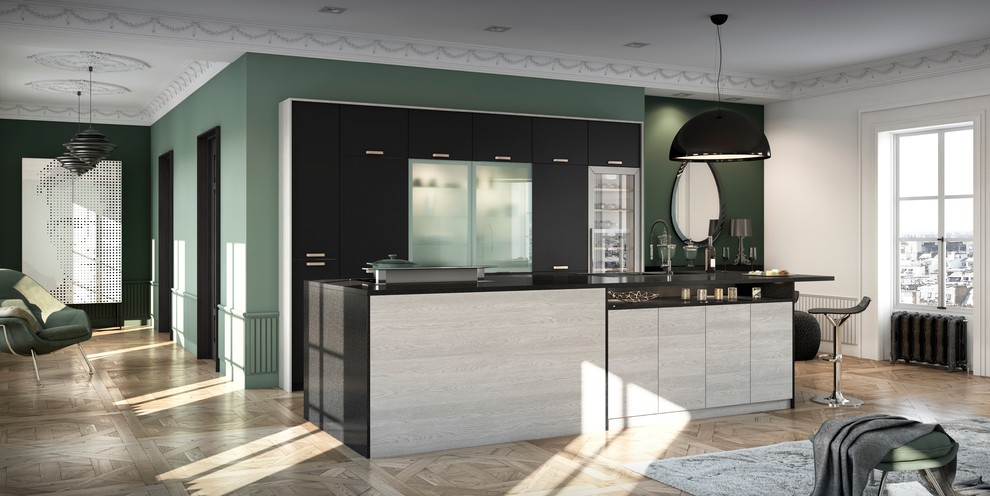 Идея дизайна: параллельная кухня в стиле неоклассика (современная классика) с обеденным столом, плоскими фасадами, черными фасадами, столешницей из кварцита и островом