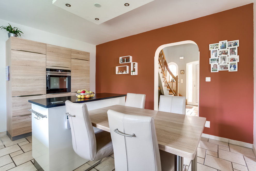 Mittelgroße Moderne Wohnküche in L-Form mit flächenbündigen Schrankfronten, hellen Holzschränken und Kücheninsel in Nancy