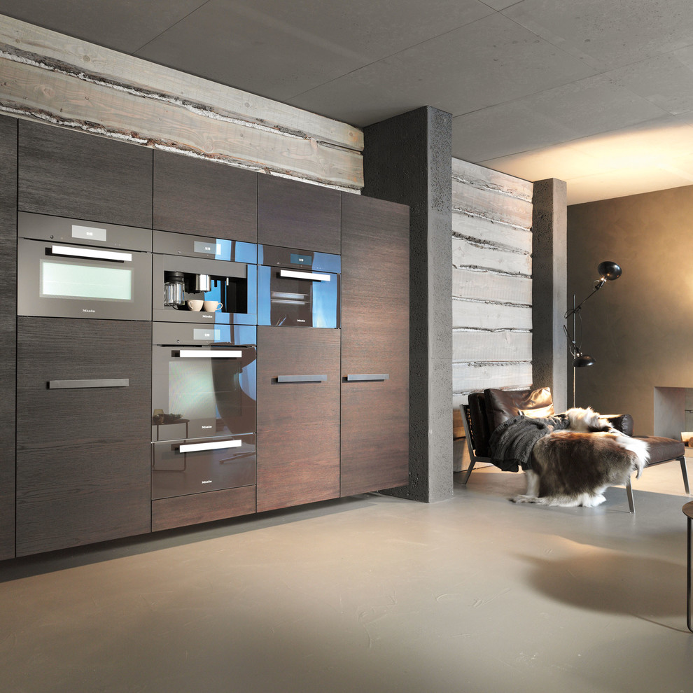 Foto de cocina lineal contemporánea grande abierta con puertas de armario de madera en tonos medios y electrodomésticos con paneles