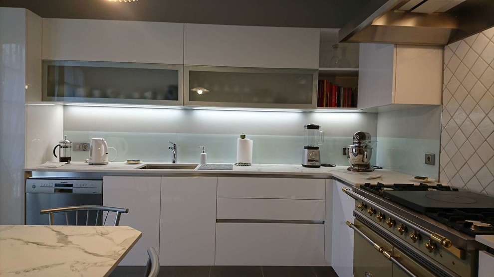 Источник вдохновения для домашнего уюта: кухня в стиле модернизм с белой столешницей