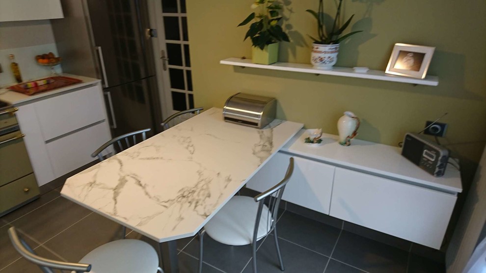 Foto di una cucina moderna con top bianco