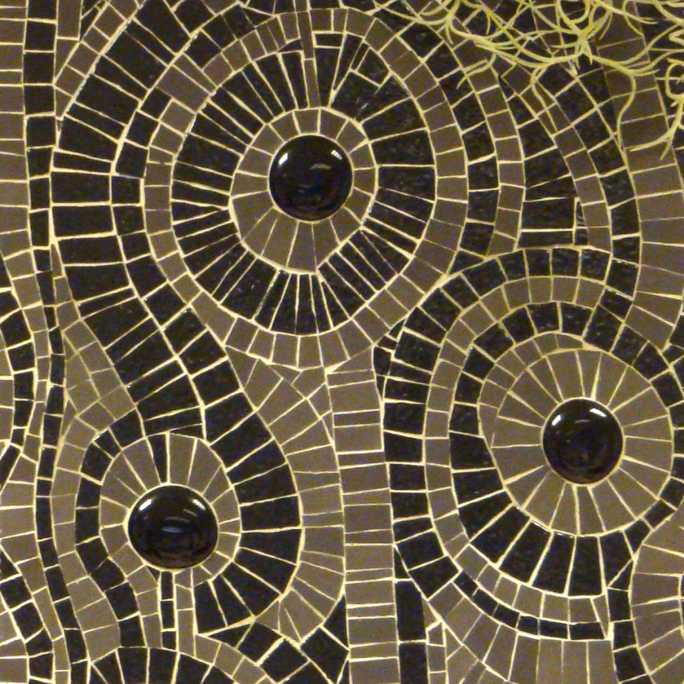 Immagine di una cucina abitabile design con paraspruzzi nero, paraspruzzi con piastrelle a mosaico, top nero e pavimento nero