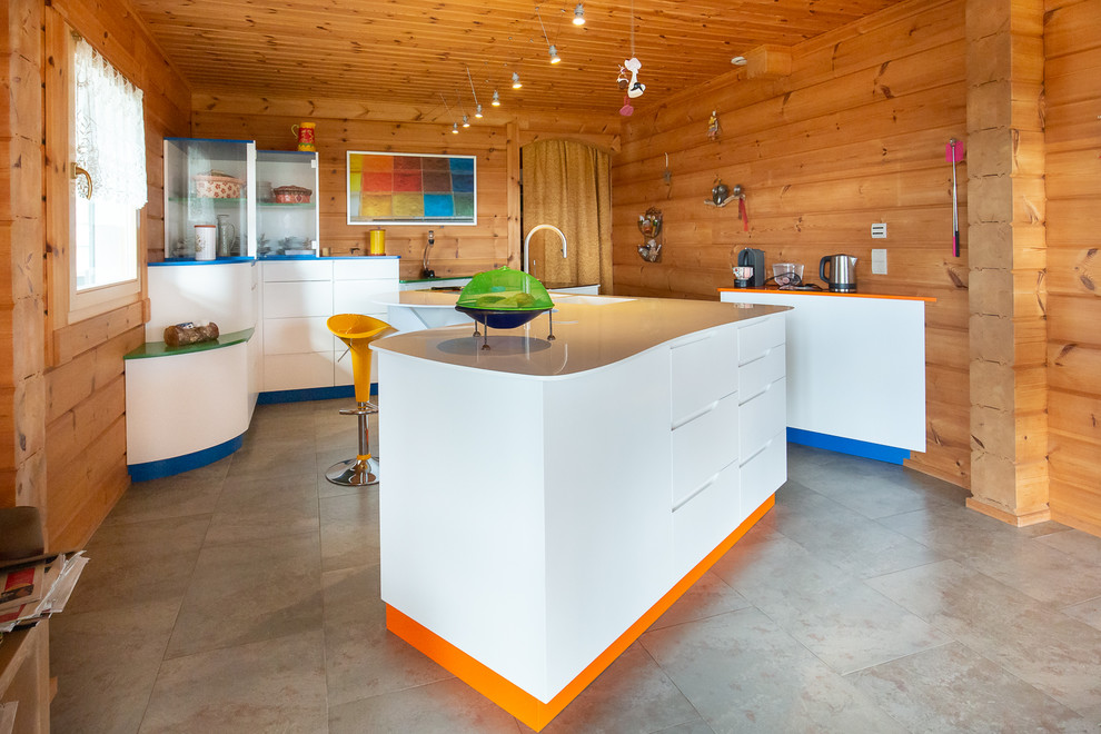 Foto di un cucina con isola centrale eclettico con ante lisce, ante bianche e pavimento grigio